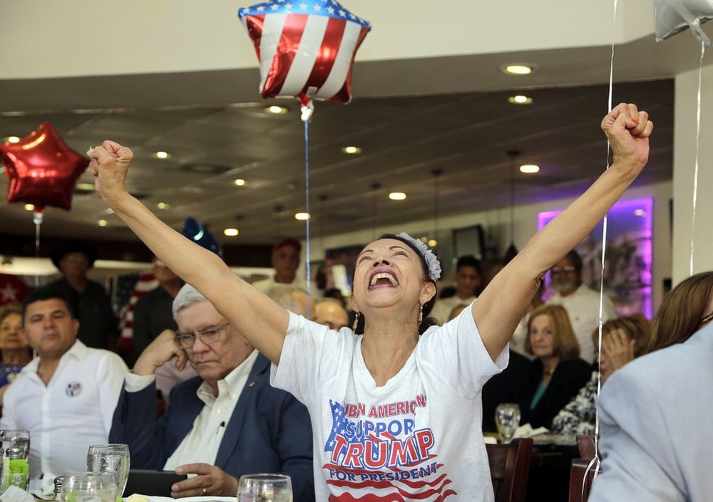 Nữ công dân Julia del Rio ở Miami, Florida vui sướng khi ti vi đang phát sóng lễ tuyên thệ nhậm chức của ông  Donald Trump. Ảnh The Guardian